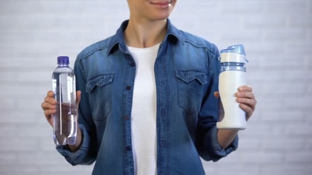 Frau wählt Mehrweg-Thermoskanne statt Einwegflasche, Plastikverschmutzung — Stockvideo