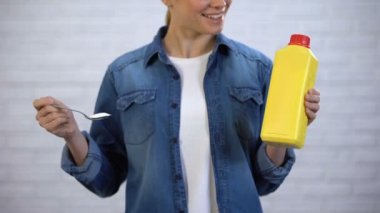 Kadın yerine kimyasal deterjanlar, organik temizleyiciler kavramı soda seçimi
