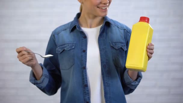 Feminino escolhendo refrigerante em vez detergentes químicos, conceito de limpadores orgânicos — Vídeo de Stock