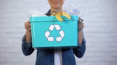 Tek kullanımlık ve plastik çöp ile çöp kutusu tutan kişi, atık sıralama