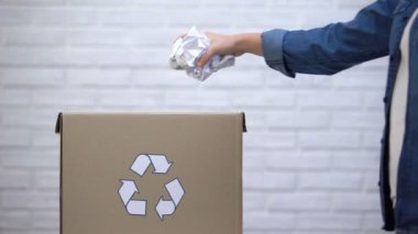 Çöp kutusuna kağıt atan kişi, atık ayıklama konsepti, geri dönüşüm sistemi