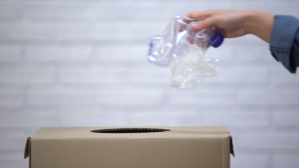 Hand gooien van plastic flessen in vuilnisbak, sorteren van niet-afbreekbare afvalstoffen — Stockvideo