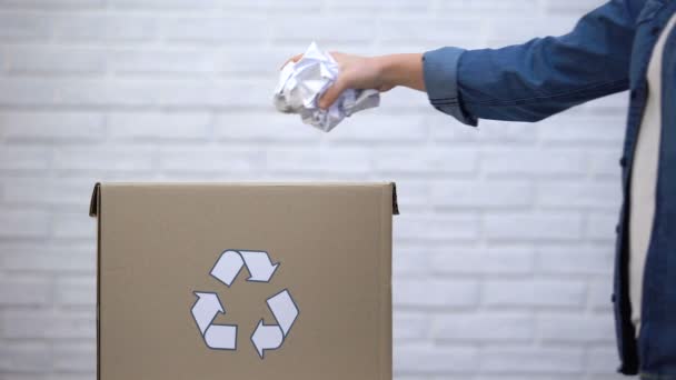 Person som kastar papper i soptunna, avfallssortering koncept, återvinningssystem — Stockvideo