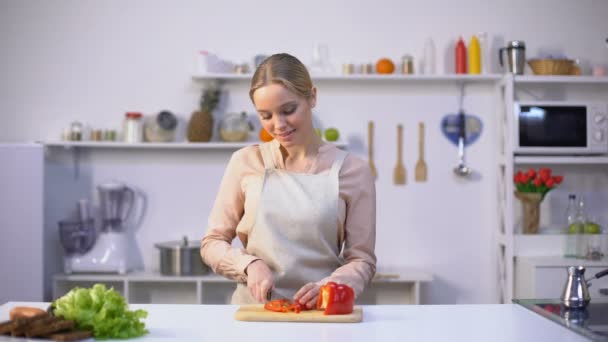 美しい若い妻の料理サラダ、リラックスするためにワインを持って来る夫、ロマンス — ストック動画