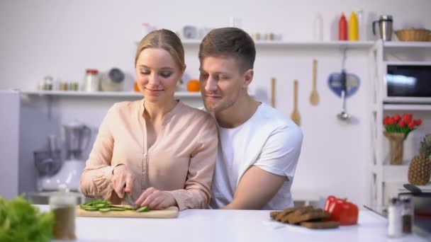 Romantická dvojice kuchyňská kuchyně, příjemně objímající, šťastný zdravý život veganské — Stock video