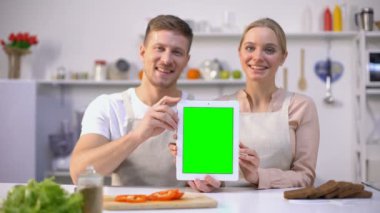Yeşil ekran, online gıda alışveriş şablonu ile tablet tutan neşeli çift