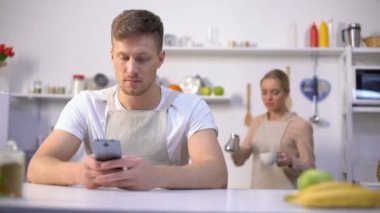 Yakışıklı adam telefonda mesaj yazarak, kıskanç karısı gözetleme, evlilik hile