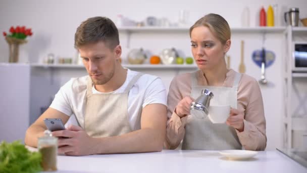 Ревнивая женщина подглядывает в мужья смартфон, кризис отношений, недоверие — стоковое видео