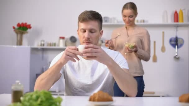 Lady játékosan etetés férj szelet banán, gyümölcsök, mint ízletes vitaminok — Stock videók