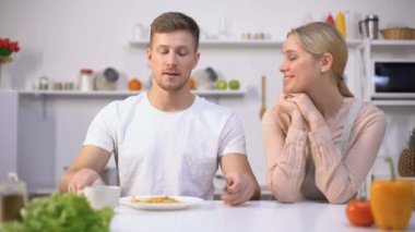 Zevkle yemek yiyormuş gibi davranan adam, iştah açıcı olmayan yemek, çift ilişkisi
