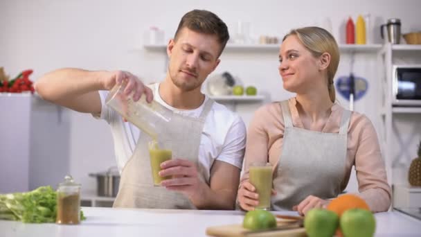 Mladý zdravý pár pije čerstvé spirulíny, vitamíny a minerální látky — Stock video