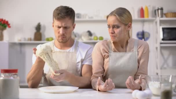 Chef gazdaság nyers tésztát, elégedetlen a munka a konyha újonc, konyha tanfolyam — Stock videók