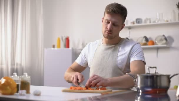 Bacharel preparado sopa pouco saborosa, enojado com cheiro de refeição, chef novato — Vídeo de Stock