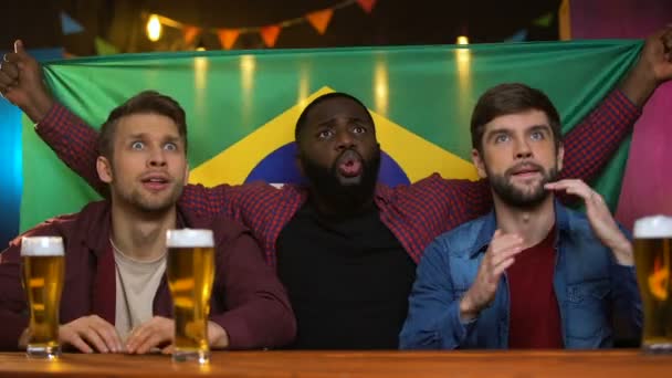 Brasileño hombres multiétnicos decepcionados con el equipo de fútbol favorito perder juego — Vídeos de Stock