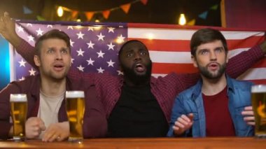 Siyah ve kafkas arkadaşlar amerikan takımı maç kaybetme ile mutsuz, barda zaman