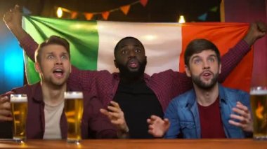İtalyan futbol takımı oyunu kaybetme, çok ırklı erkek arkadaşlar hayal kırıklığına, pub