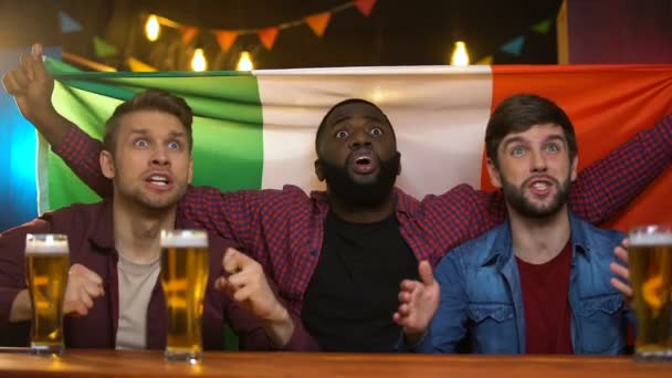 Los aficionados al fútbol italiano celebran la victoria del equipo de fútbol, viendo el partido en el bar — Vídeos de Stock