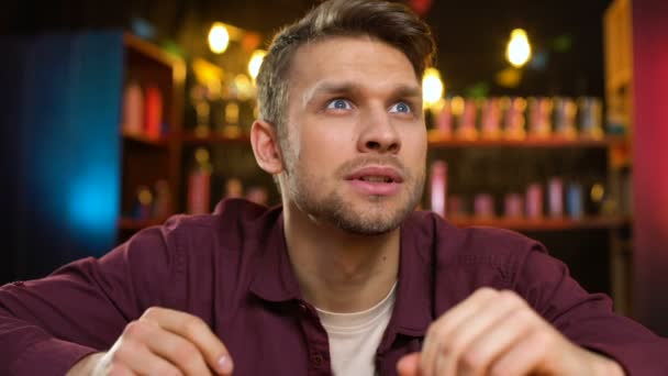 Souriant caucasien masculin célébrant favori but de notation de l'équipe, gagner dans le tournoi — Video