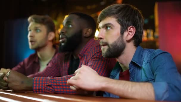 Los fanáticos del fútbol viendo el juego en el pub, amigos masculinos decepcionados con el equipo pierden — Vídeo de stock