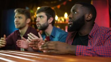 Duygusal multiracial arkadaşlar mutsuz, milli takım maç kaybetme, pub zaman