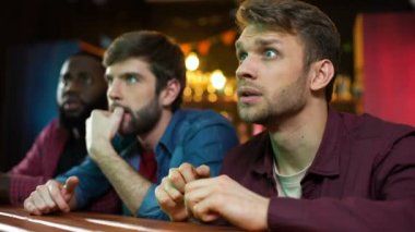 Çok ırklı taraftarlar favori takım gol kutluyor, pub oyunu izlerken