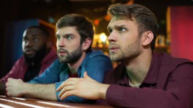 Çok ırklı futbol taraftarları facepalm yapma, oyun kaybı ile hayal kırıklığına, bar