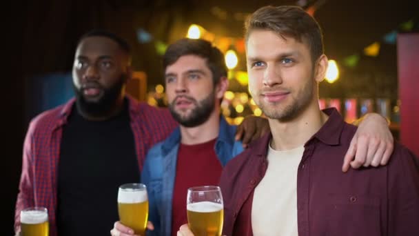 Mosolygó vidám férfi barátai csengő sör szemüveg csapat győzelme a bajnokságban — Stock videók