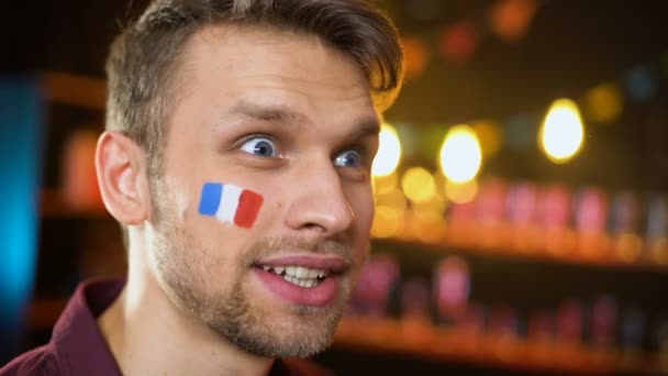 Alegre abanico francés con bandera pintada celebrando la victoria del equipo, haciendo sí gesto — Vídeo de stock