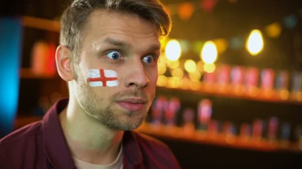 Apoiante do time de futebol inglês satisfeito com bandeira pintada na bochecha torcendo — Vídeo de Stock