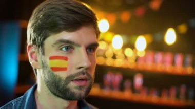 Yanak üzerinde İspanyol bayrağı ile sinir fan maç memnun facepalm yapma