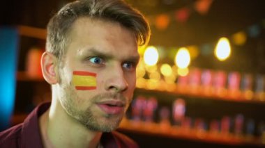 Yanağında bayrak olan Mutlu İspanyol futbol taraftarı, takımının golünü attı