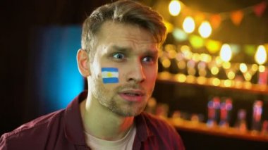 Yanağına boyalı Arjantin bayrağı ile Futbol fan mutlu takım rekabet kazanan