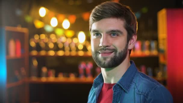 Bonito barbudo masculino clinking copos de cerveja com amigo, resultados de fim de semana em pub — Vídeo de Stock