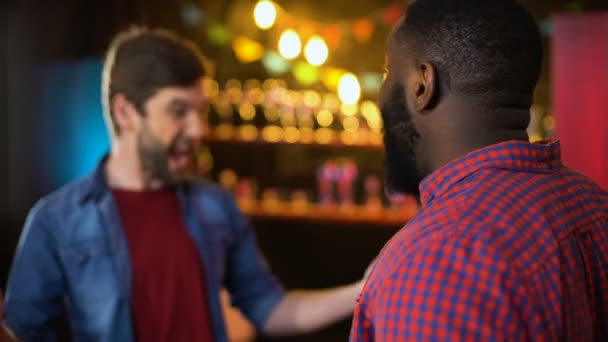 Pub'da çok ırklı arkadaşlar toplantı, tebrik jesti yapma ve sarılma, hafta sonu — Stok video