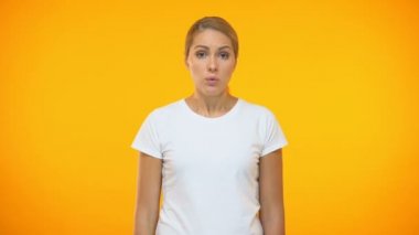 Beyaz t-shirt küfür üzgün kadın, memnun müşteri, sorun sıkıntı