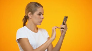 Akıllı telefon uygulamasını kullanan mutlu kadın, online alışveriş indirimine şaşırdı
