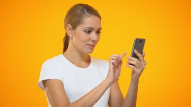 Akıllı telefon, kolay bankacılık uygulaması, memnun müşteri işaret Pretty kadın