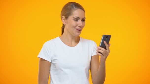 Radosna dama pokazując dolarów posiadania smartphone, online bet aplikacji, kredyt — Wideo stockowe