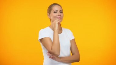 Güzel beyaz kadın okşayarak yüz, anti-age cilt bakımı, plastik cerrahi