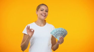 Pozitif kadın ok jest elinde dolar tutan gösteren, finansal yatırım