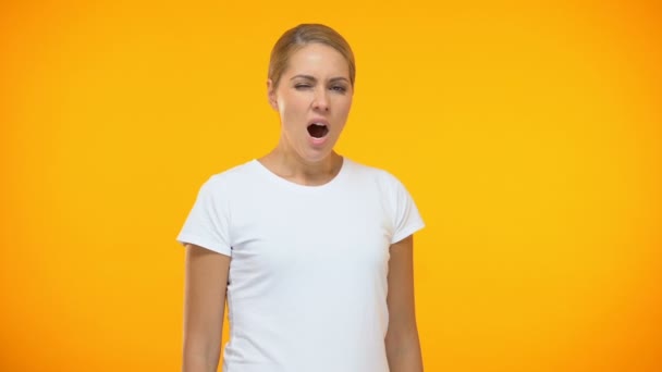 Спляча жінка в білій футболці позіхання, відчуття нудно, ледачий працівник, втома — стокове відео