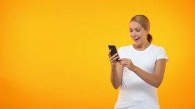Akıllı telefon mesajı okuma başarı jesti gösteren heyecanlı kadın, iş teklifi