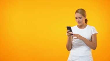 Mutlu genç kadın akıllı telefon el, kolay kredi, online uygulama işaret
