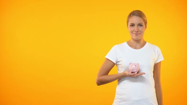 돼지 저금통을 손으로 덮는 행복한 여성, 안전한 은행 예금, 계좌 보험 — 비디오