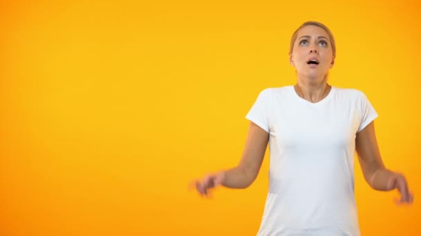 Mujer esperanzada cruzando los dedos mirando hacia arriba, pidiendo ayuda, pidiendo deseos, sueños — Vídeos de Stock