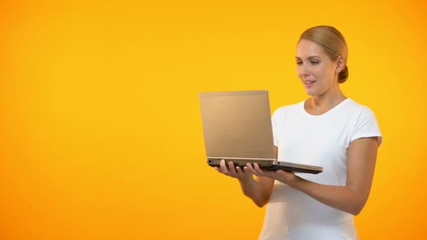 Дивовижна молода жінка читає електронну пошту тримає ноутбук, онлайн-додаток, шаблон — стокове відео