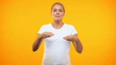 Parlak arka plan, yoga teknikleri, konsantrasyon üzerinde meditasyon rahat kadın