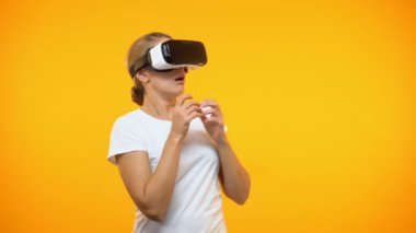 Vr gözlük giyen dehşete kadın oyuncu, simülasyon etkileri korkmuş görünümlü