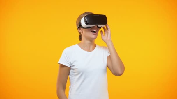 Opgewonden jonge vrouw genieten van Virtual Reality dragen Game headset, entertainment — Stockvideo