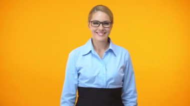 Başparmakları gösteren çekici ofis yöneticisi, iş projesi onayı, fikir